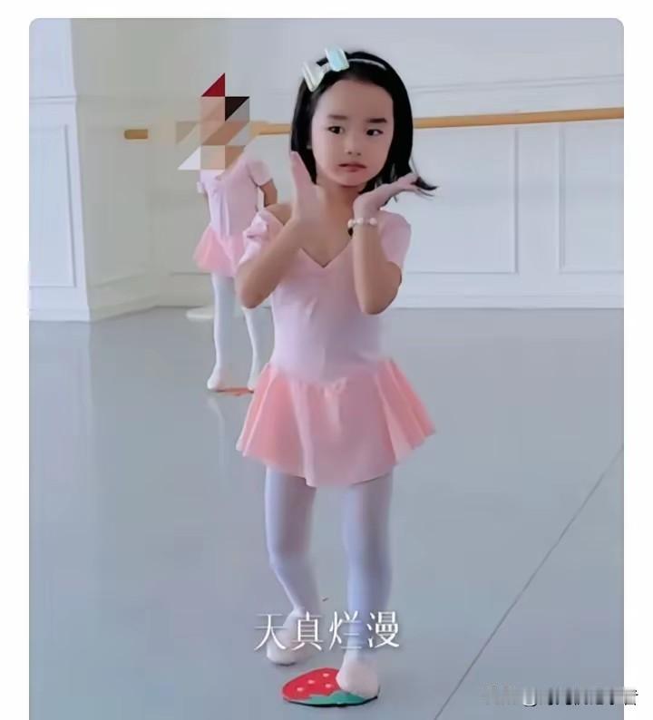 李亚鹏的小女儿真的很漂亮，这也是李亚鹏的最爱，虽然李亚鹏和海哈金喜离婚，但是这也
