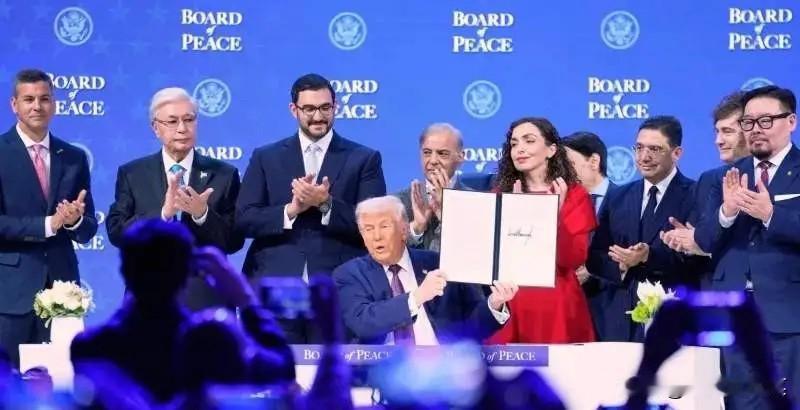 才18个了！美国只拉来18个国家？白宫这回真是把凑数玩明白了。达沃斯论坛刚签