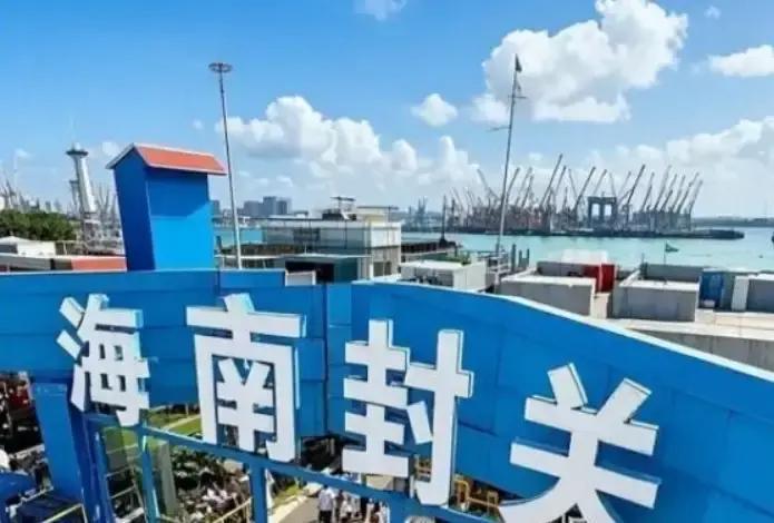 解释不清了！海南洋浦港这几天接连有国际船临时改停，原本要去新加坡补给、办手续的，