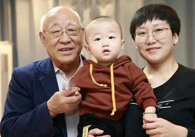 山东18岁女孩韩士兰不幸患上红斑狼疮，跑遍多家大医院均无功而返，最后竟被68岁的