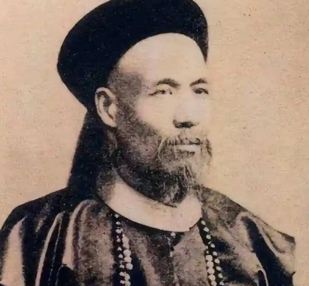 清军旗帜插上和田城头，左宗棠长舒一口气。可当他清点城内人口时，一个离奇现象让这位