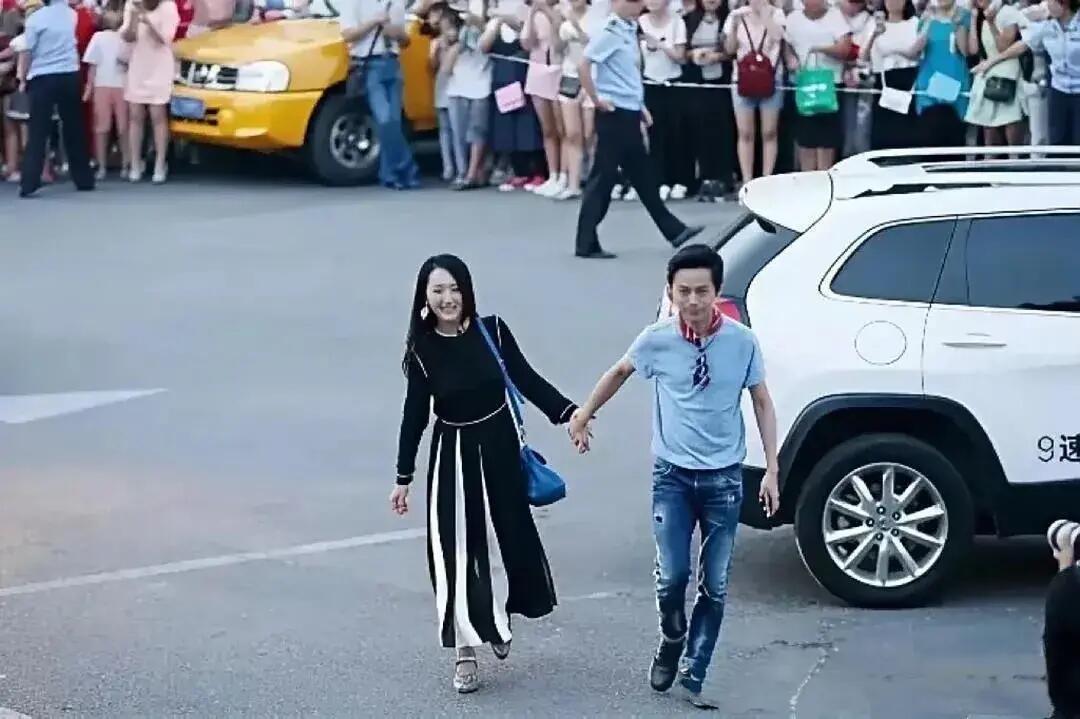51岁的何炅，牵手54岁的杨钰莹​​​