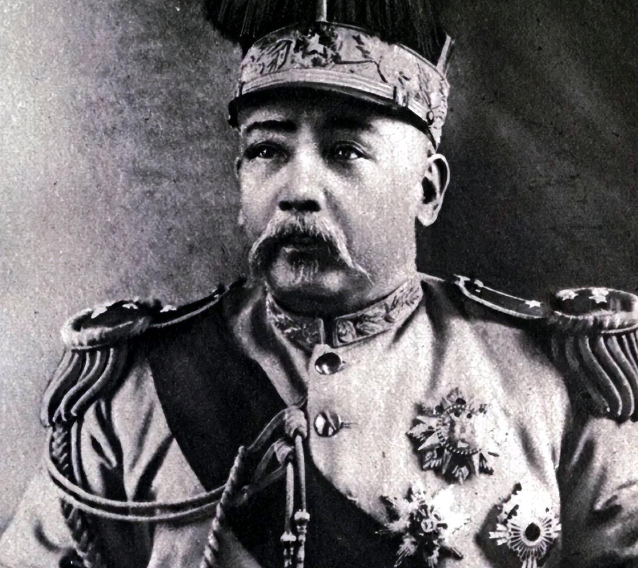 1915年，袁世凯冷不丁问张作霖：“你是想要军队，还是想要地盘？”谁能料到，张作