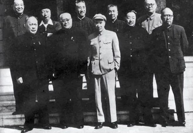 看看十大元帅和毛周的私交:1.朱总:在欧洲入党，介绍人周恩来张申府。南昌起义时