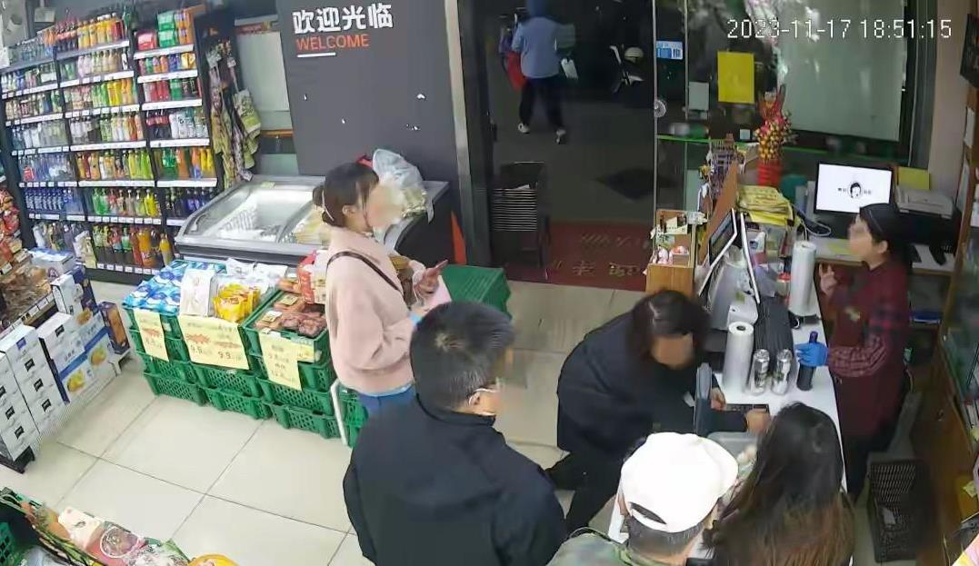 上海，47岁女子去便利店购买啤酒，还未出门，想把啤酒退掉。收银员告知，没有小票不