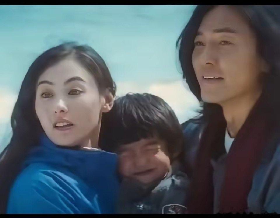 谢振轩和郑伊健拍过一部电影《无价之宝》，那时他刚刚四岁，张柏芝安排他客串出演自己
