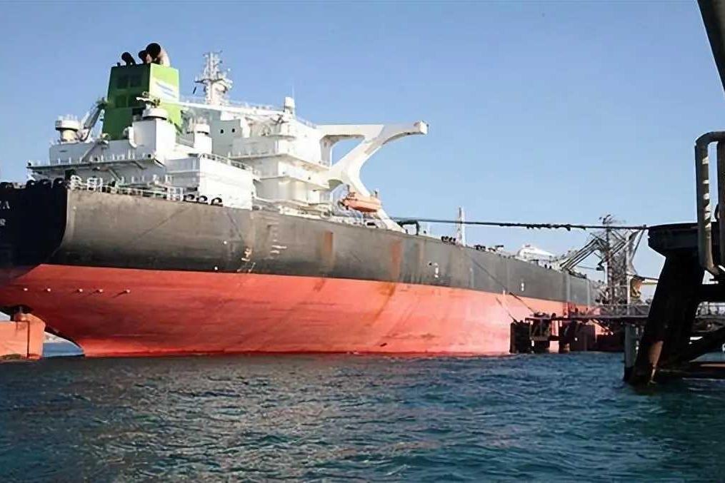 藏不住了！特朗普要彻底从海上封锁中国！公海变战场！美军疯了！扣完俄罗斯油