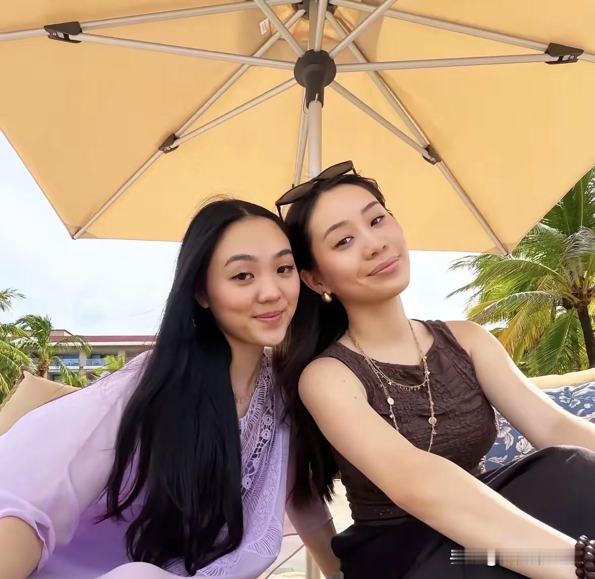 看到这俩姑娘的照片，我也忍不住跟着惋惜。利智那可是出了名的大美女，赌王都对她青睐