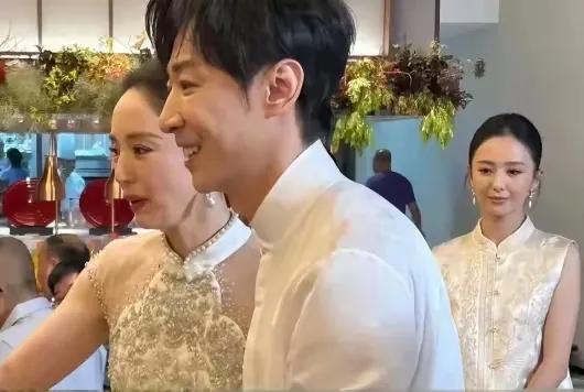 董璇再婚，记者打趣佟丽娅：“下次该你了吧。”佟丽娅只是笑，董璇没再等那个“回头的