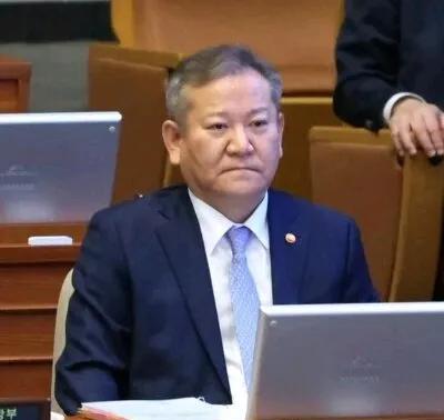 韩国“内乱特别检察组”正对前行政安全部长官李祥敏涉嫌内乱一案展开关键调查，聚焦警