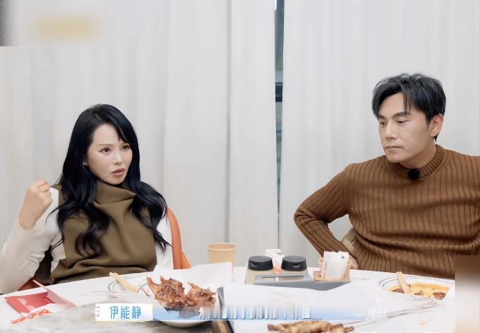 秦昊在节目里的状态真的藏不住！全程躲着伊能静的眼神，满脸写着不耐烦，伊能静想要的