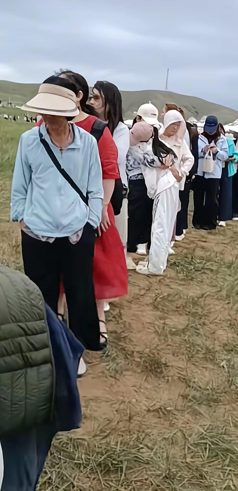 那达慕草原上排队上厕所的女性这也太夸张了吧！