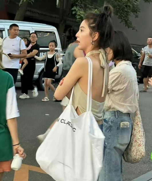 章若楠胆子太大了竟然不穿就出门了