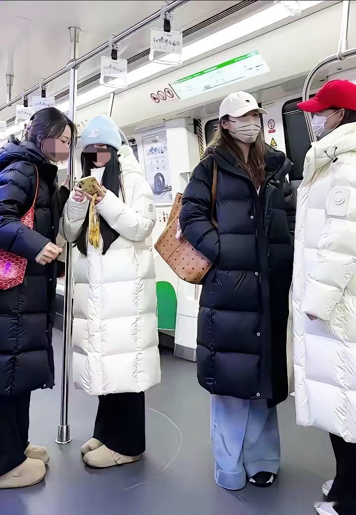 不知道大家发现了没有？今年冬天的街头像被统一了审美，去年还刷屏的冲锋衣几乎隐