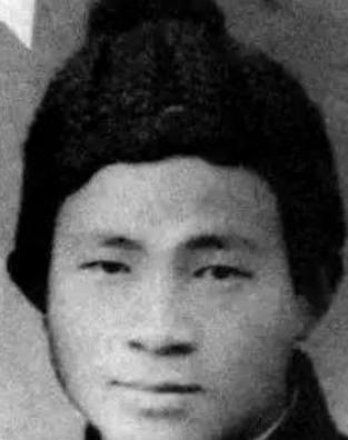 1941年，一名15岁的男孩在上厕所时，发现墙缝里似乎藏着什么东西，他用手把泥巴