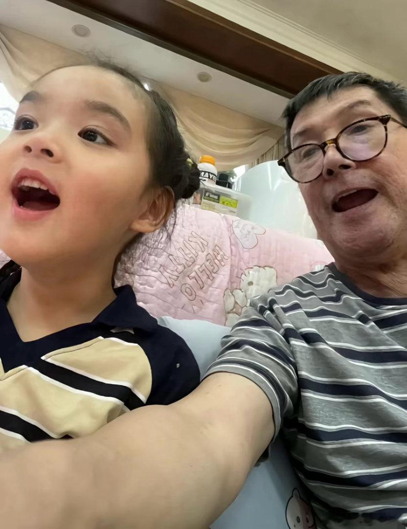 郭碧婷向佐儿子颜值好高呀​​​