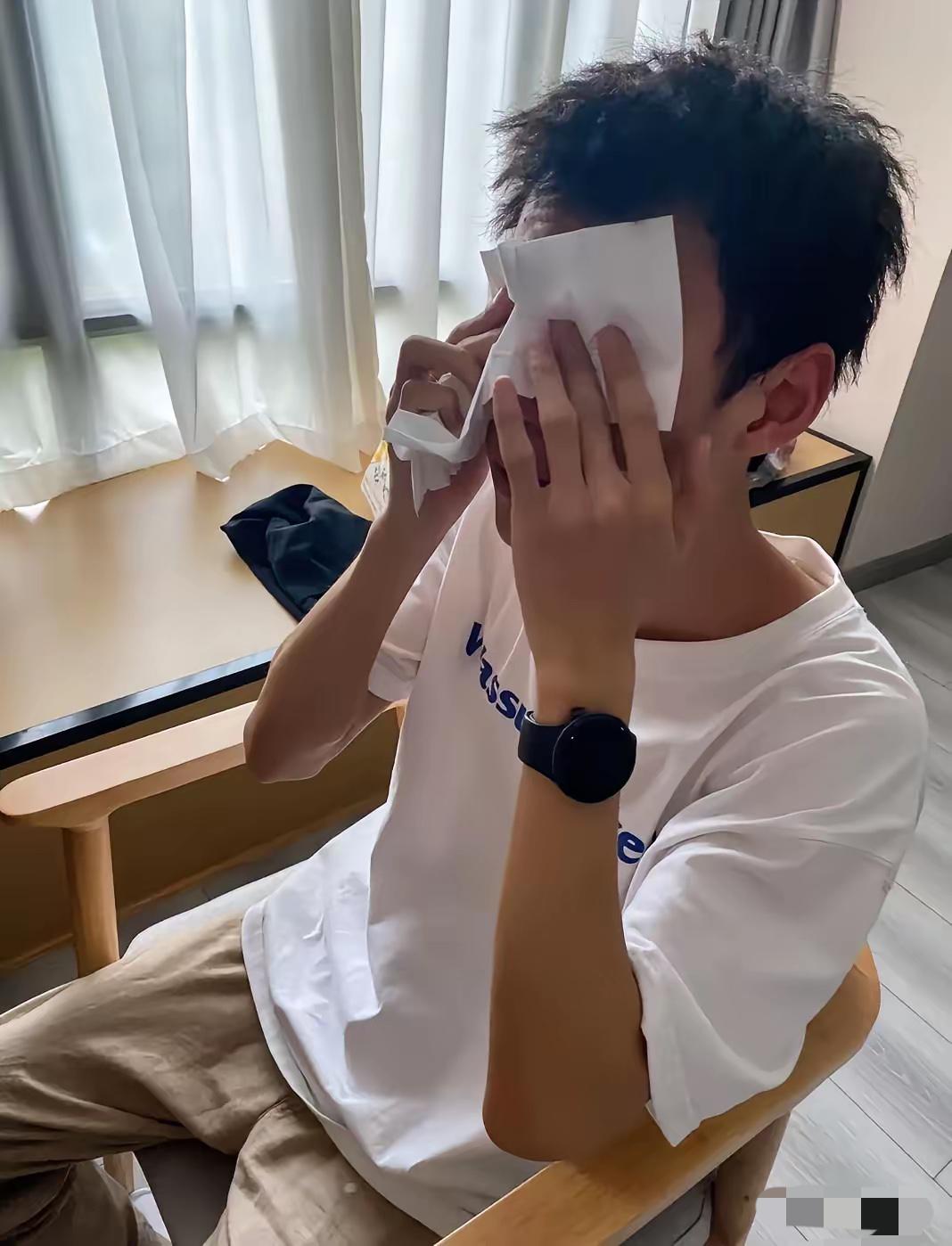同事小孙闹离婚的事儿在办公室传遍了，起因是亲妈骨折住院一个月，媳妇儿愣是一面没露
