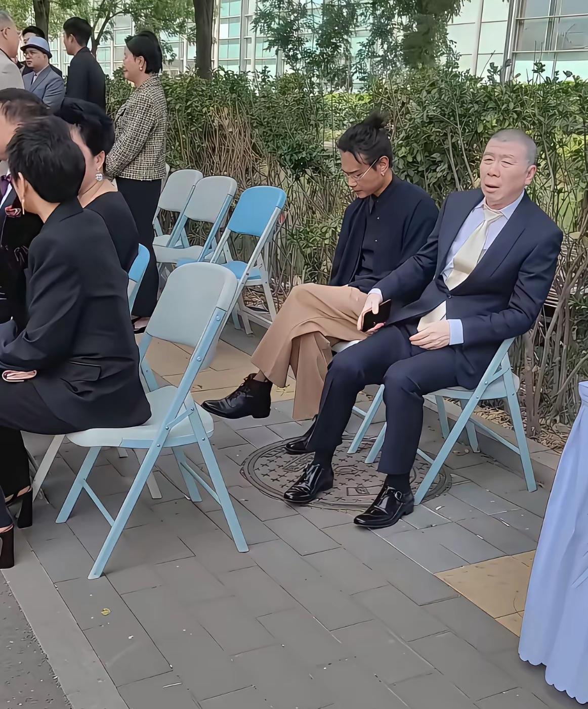 一张椅子，两种江湖！活动现场这一幕看得感慨万千。曾经风光无限的冯小刚，独自
