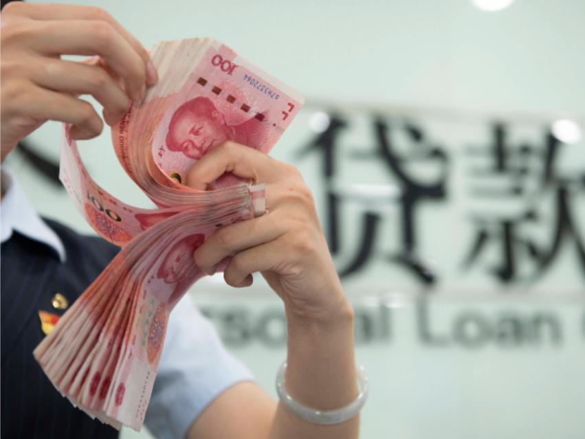 历史性的拐点静悄悄地来了。今年1至8月，国内居民新增贷款直接跌到了负1030