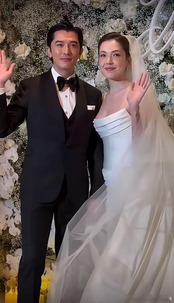 娱乐圈的人情冷暖真绝了！王力宏前妻李靓蕾离婚后，圈内人都躲着她，没人敢跟她玩