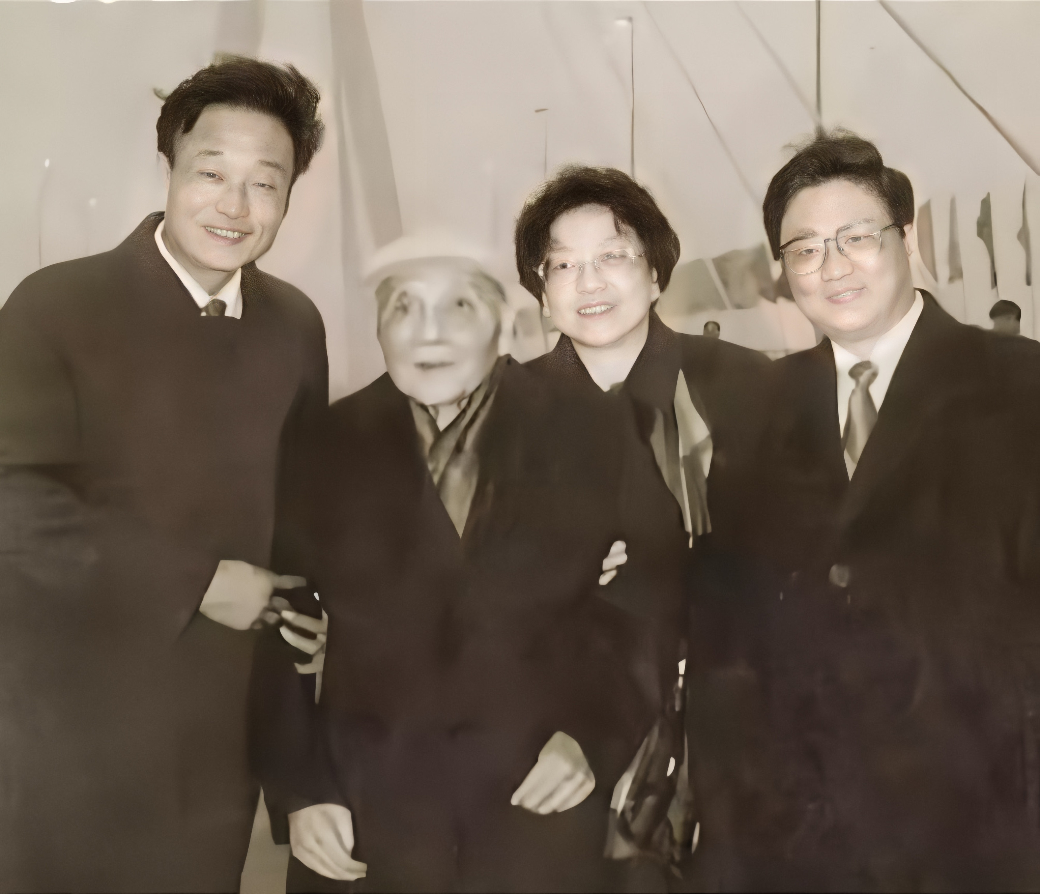 邓小平和时任上海市委书记的吴邦国同志在一起。邓小平说，回头看有一个失误，就是搞四