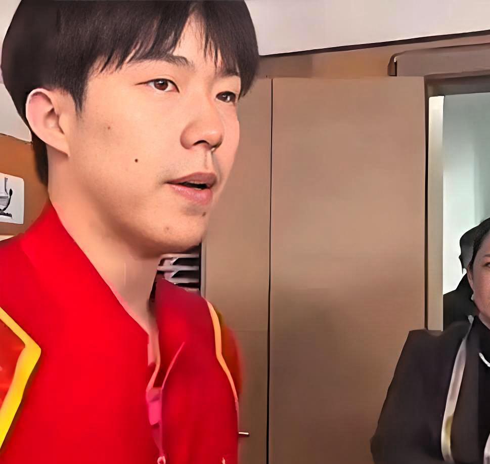 王楚钦脑子里装了陀螺吗？有记者在厕所门口问他:“你进步这么快，是最近和队友研究