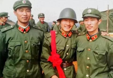 1985年12月，突击队队长梁岭写下5封遗书之后，率领部队猛攻405高地。敌军被