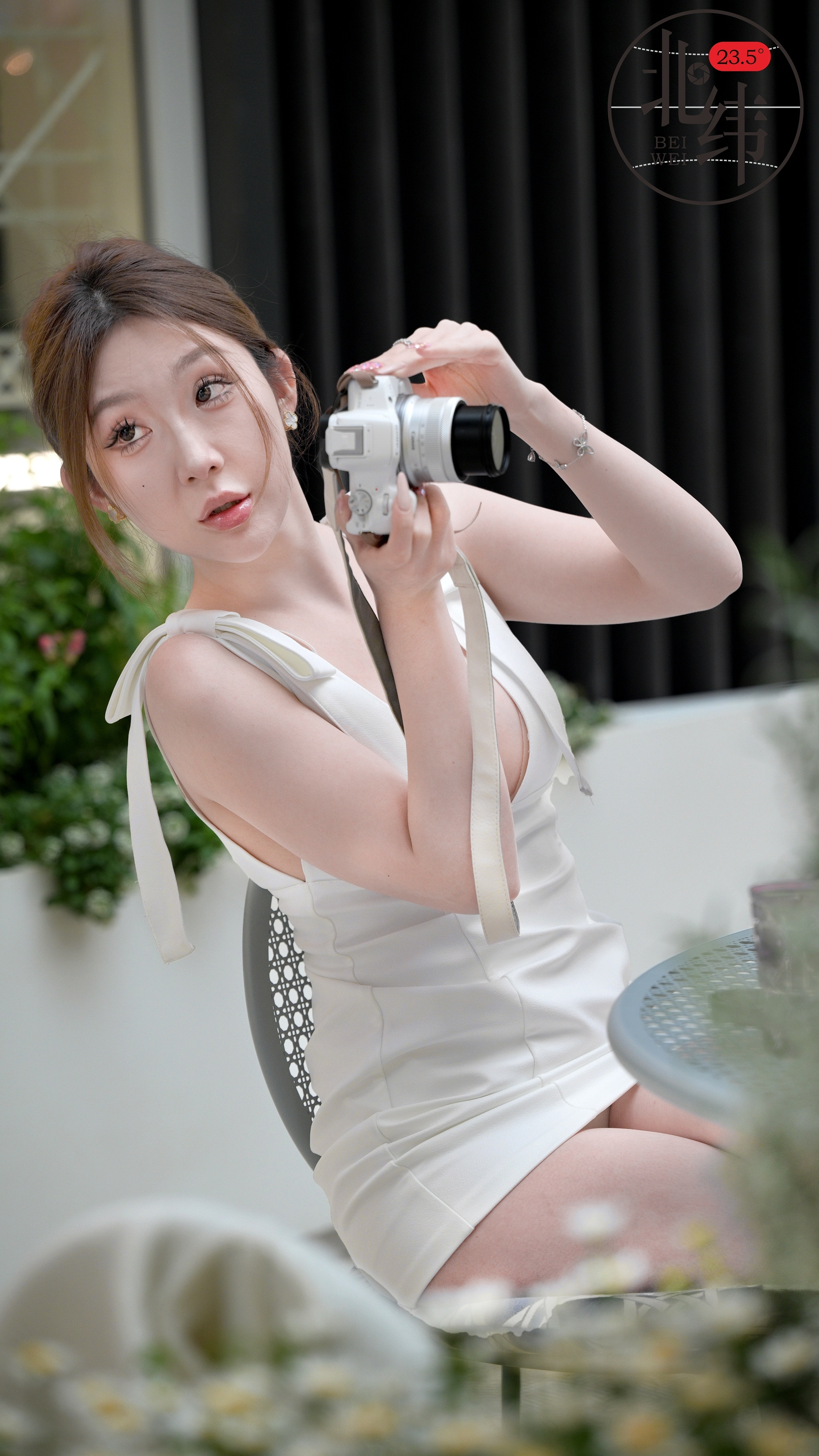 摄影师的正确姿势：手持相机，目光如炬，优雅与专业同行！​​​