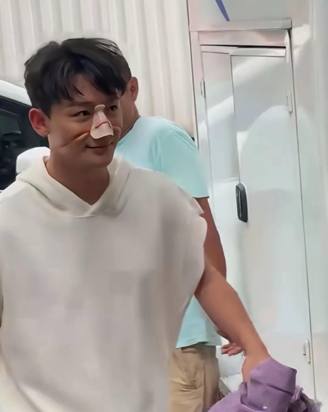 张晚意这鼻子看起来好严重啊