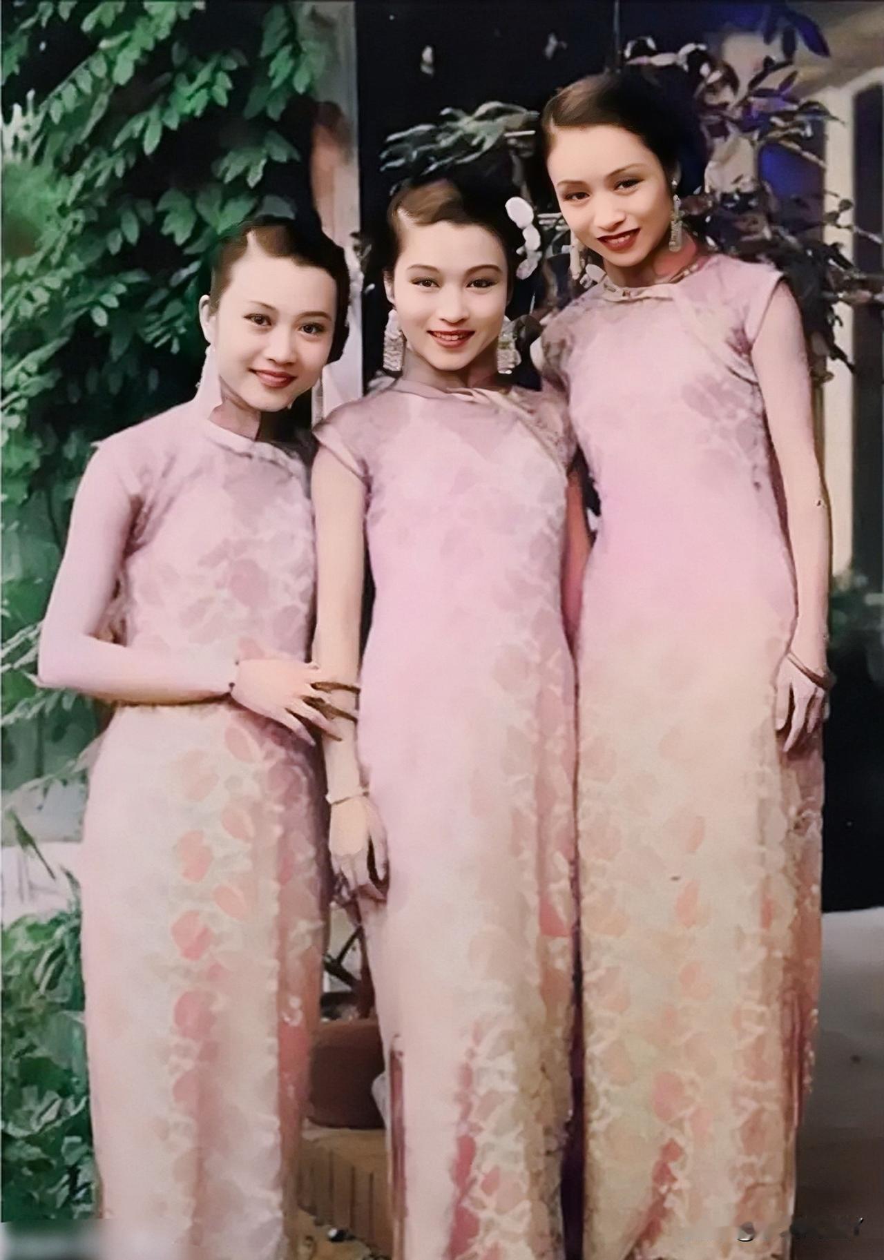 一九三七年，上海，在百乐门义演的梁氏三姐妹，这便是她们年轻时的真实貌相，绝非演员