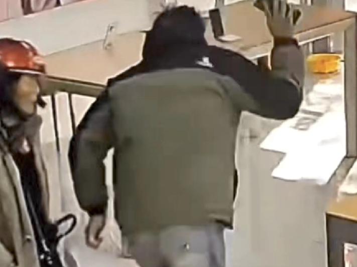 全网怒了！男孩因妈妈不买新手机，当众怒摔旧机，背后真相戳痛无数家长近日，一