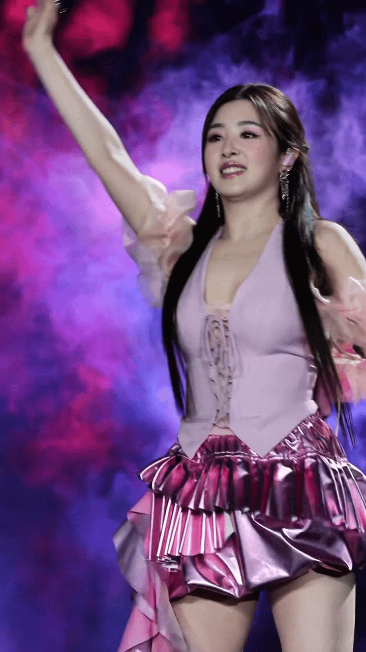 张含韵单看脸的话，真的没什么大的变化，变化的只有身材，越来越有女人味了！