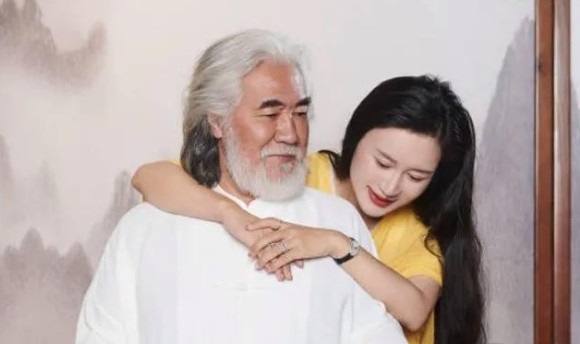 35岁的杜星霖嫁给了66岁的张纪中，被问到：“你是为了他的钱吗？”杜星霖坦然的回