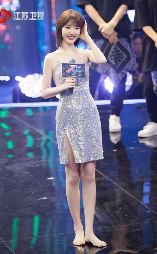 毛晓彤，163cm，光脚站在舞台上，笑容甜美有自信！