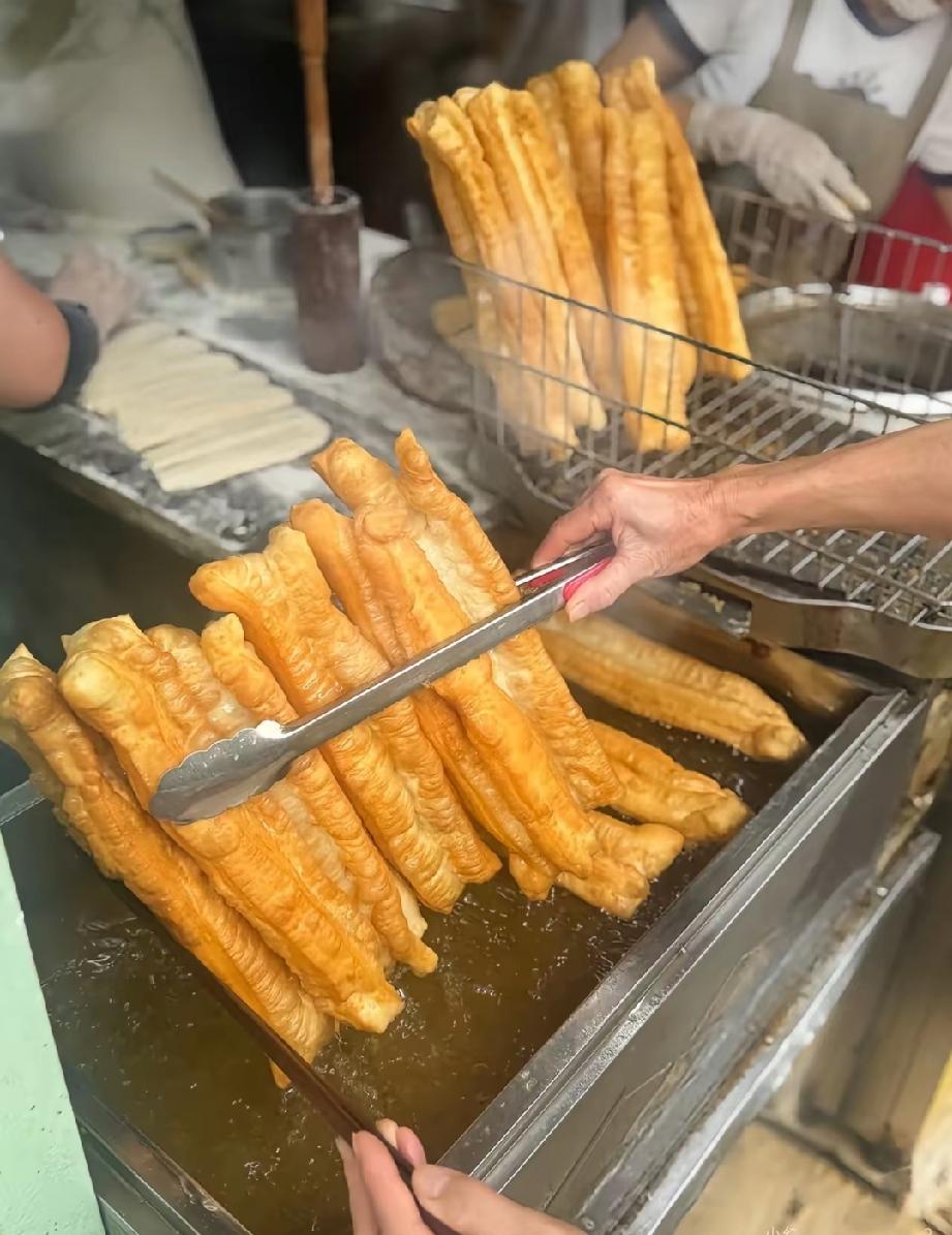 买油条撞见糟心事，女婿冷淡扭头就走，结局谁都没想到。今早小区楼下的早餐摊，发生了