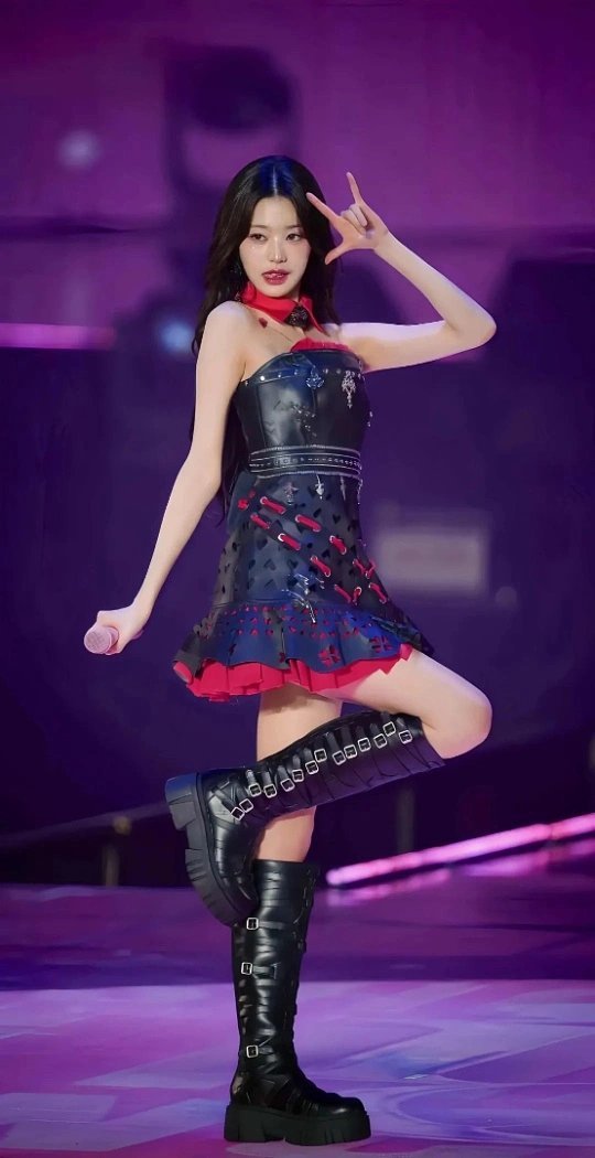 张元英黑裙好美张元英的黑裙造型简直美到让人失语！简约利落的黑裙衬得她肌肤胜雪，流