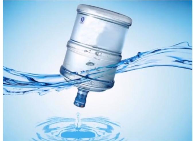 长期自己烧开水喝更健康，能显著减少微塑料摄入。-桶装/瓶装水每升含约24万个