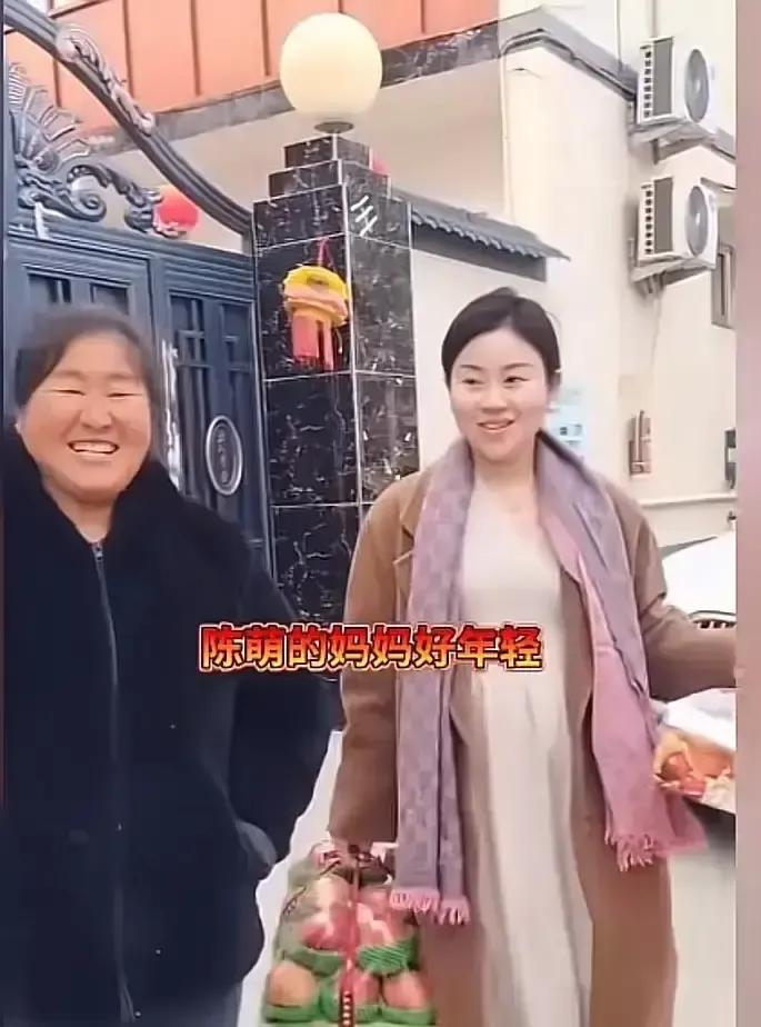 都在猜大衣嫂为啥不打扮？她直播时咧嘴一笑：“俺这样，老朱才睡得踏实。”你盯着