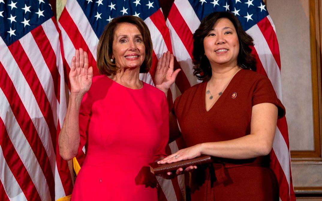 印度裔和华裔完全不一样。一个自己人帮自己人，另一个是麻绳拴豆腐，不能提。看看