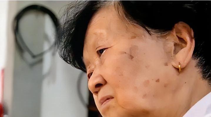 六旬阿姨再婚，日子过得甜甜蜜蜜，可转头就对87岁的老母亲下了逐客令！直接放狠