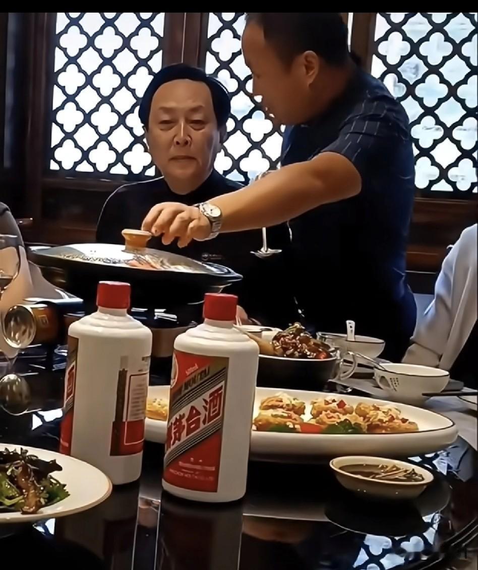 “老艺术家”唐国强私下聚会，喝千元白酒，坐最大包间，还有专人给布菜。一众好友在一