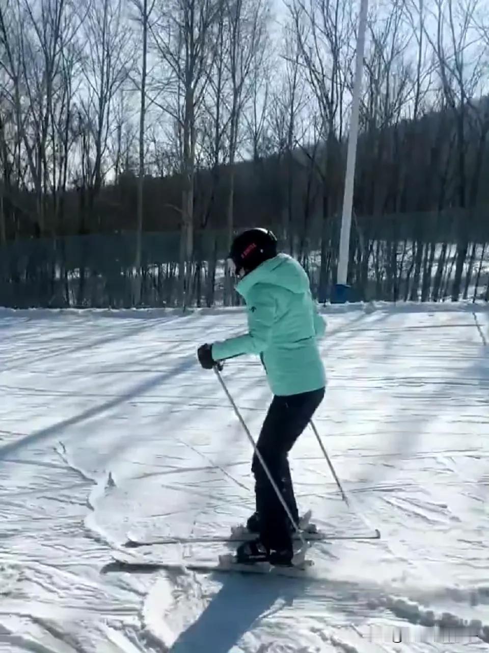 我滴乖乖！张馨予挺厉害，三次就学会滑雪了……1月21日，演员张馨予晒出一段视频