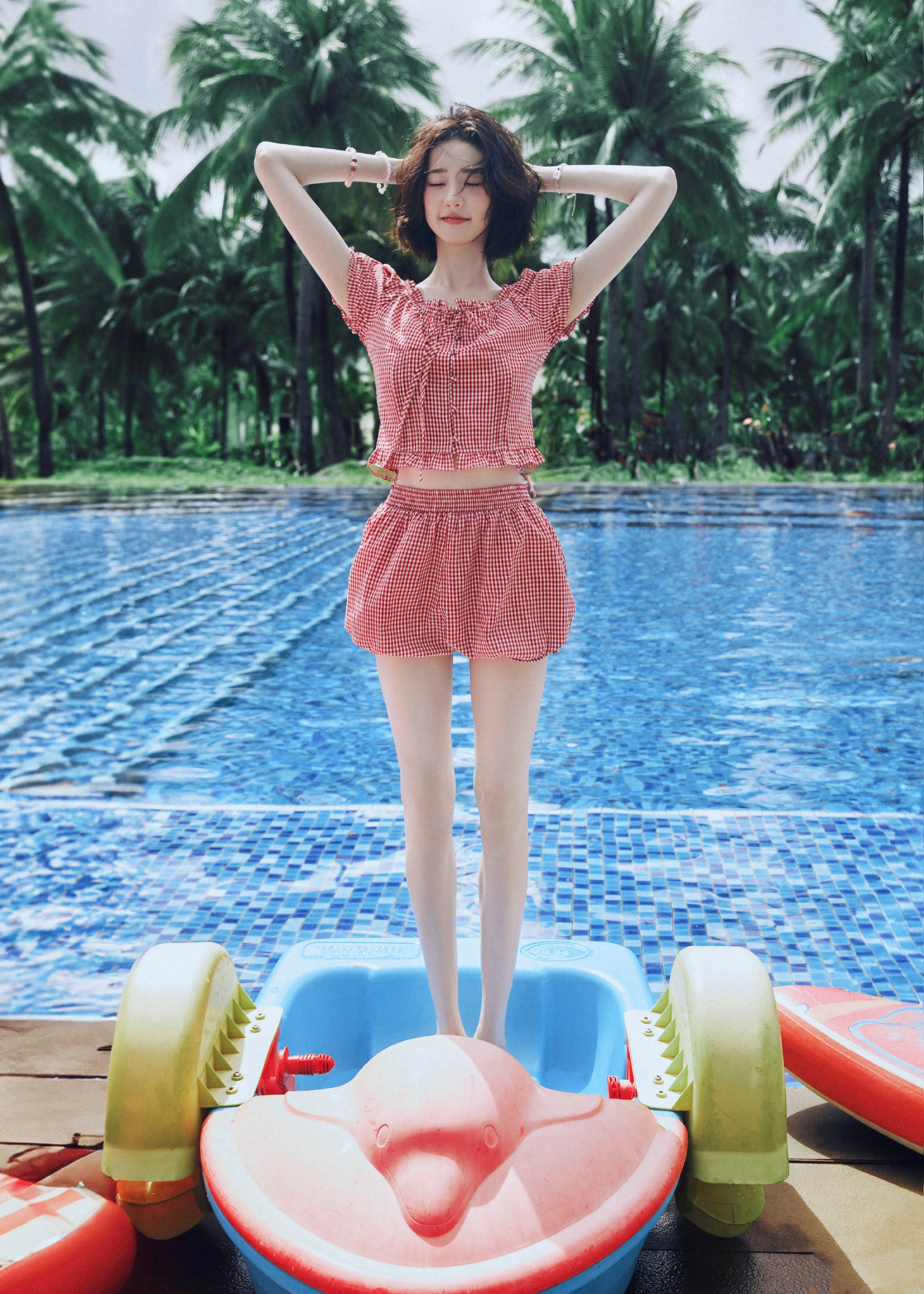 张艺凡泳池写真，光脚丫美腿，玫瑰色彩甜美怡人。张艺凡