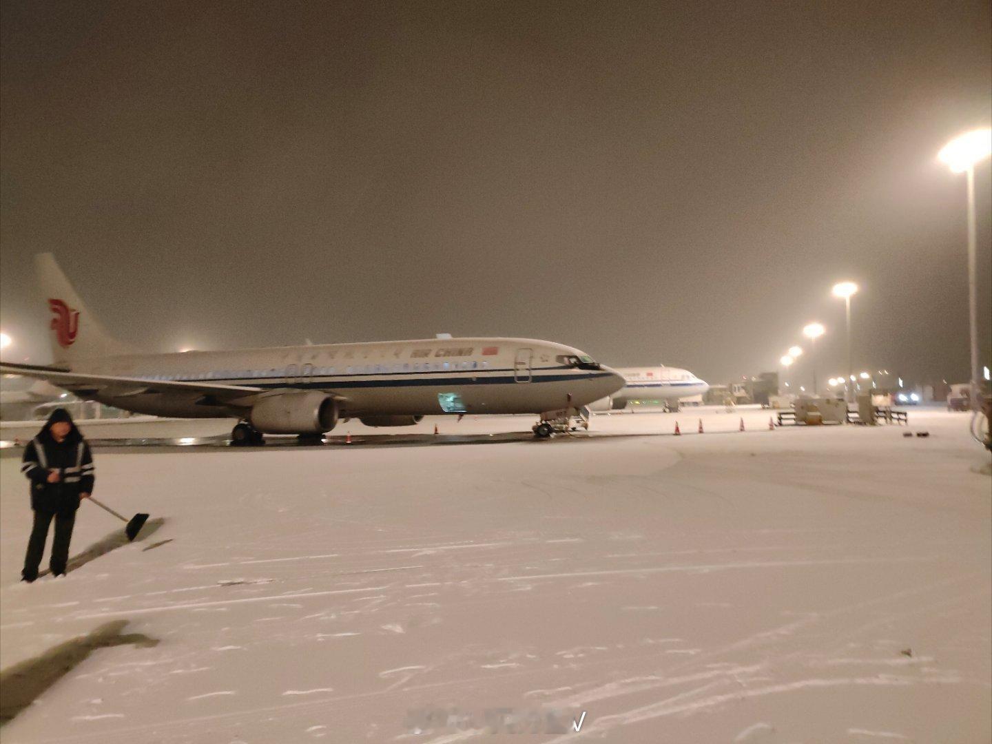 北京暴雪因为下雪，航班延误了小一个小时，降落之后还是摆渡车；还好顺利抵达了，没