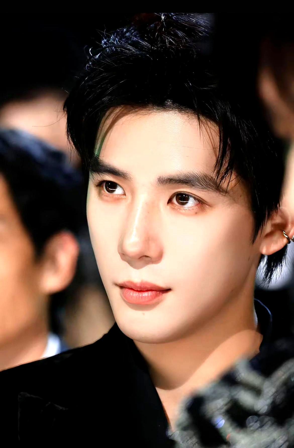 王安宇被传跟关晓彤谈恋爱，两人团队一句话：压根没见过，直接甩律师函。转头又传他嫌