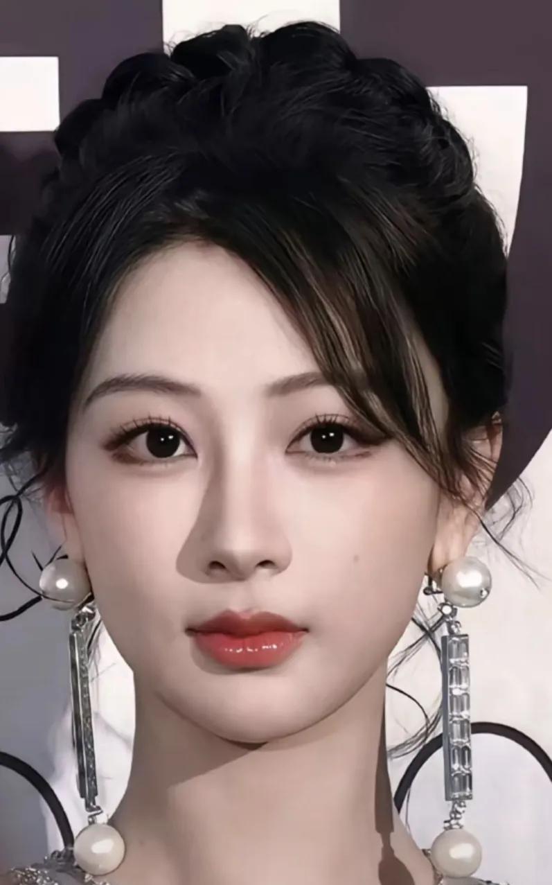 杨紫红毯惊艳：优雅从不是裸露的博弈，而是底气的绽放！当聚光灯在红毯上亮起，杨紫