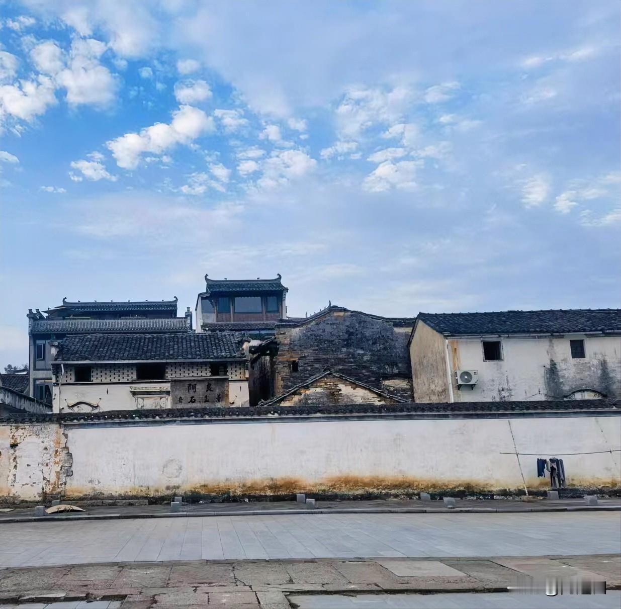 关于买卖房子这件事，有2种情况等不起，不是贵贱能左右的，该买则买，该卖则卖，也不