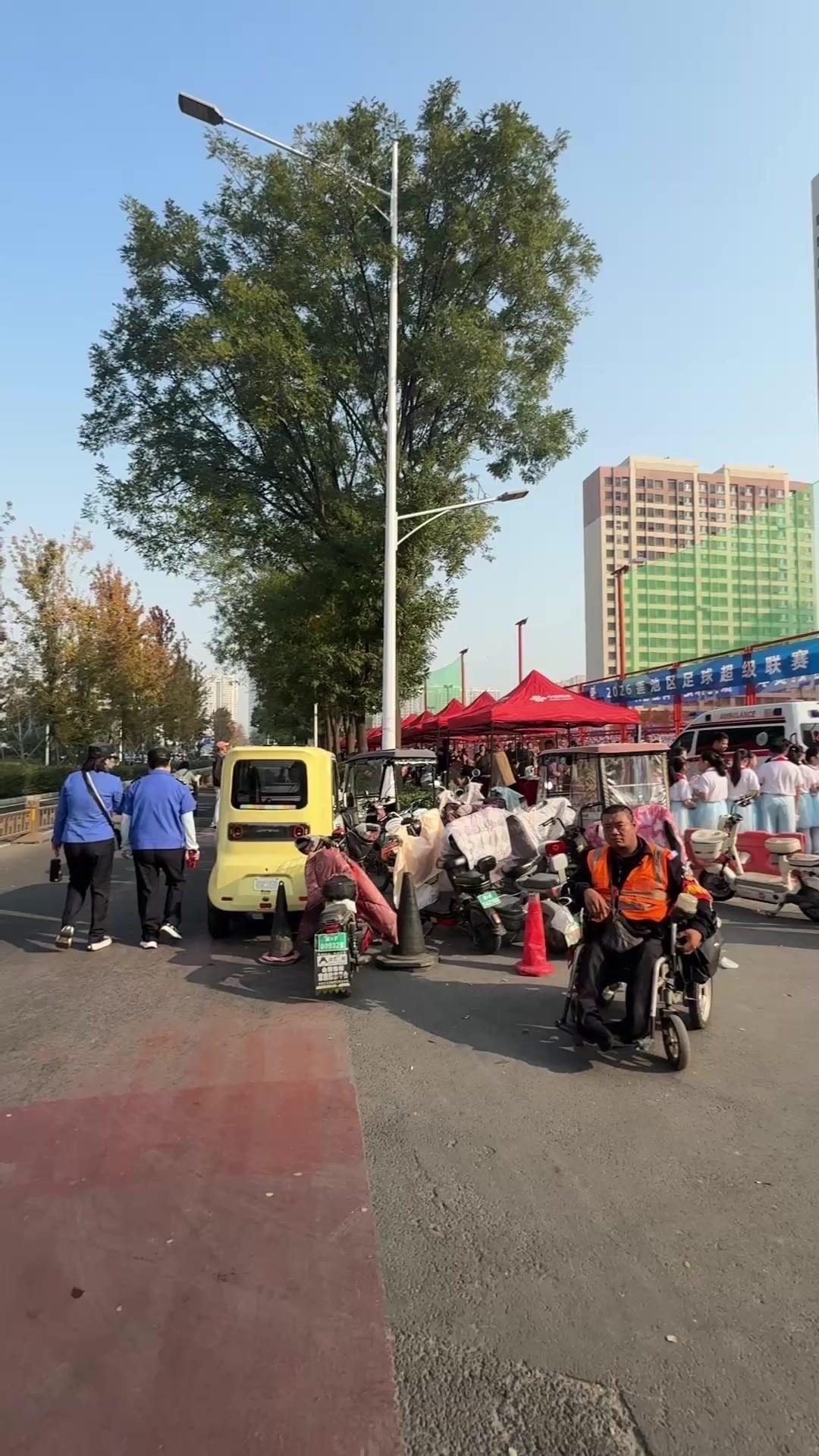 保定六道口足球联赛太热闹了！🏃今天路过六道口，发现这边人超多，路过的火车频次都