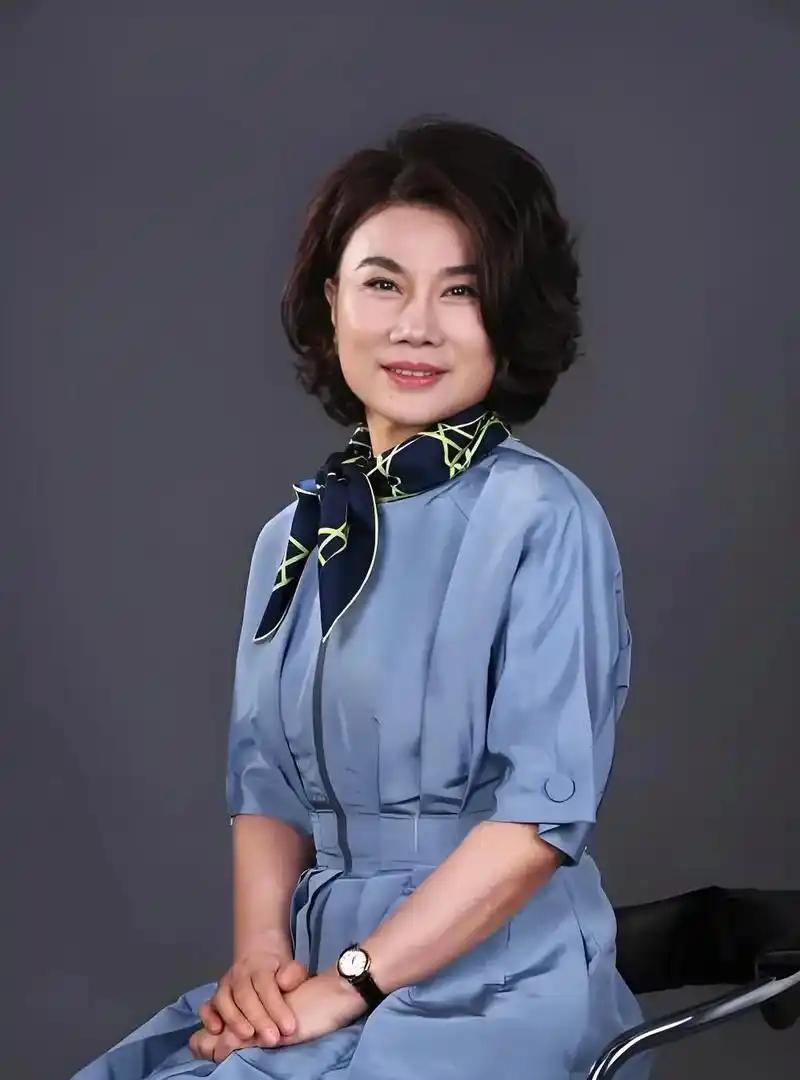 有一个女人正在无偿地一步步耐心教导小米如何造空调，这个女人就是董明珠。自从在央