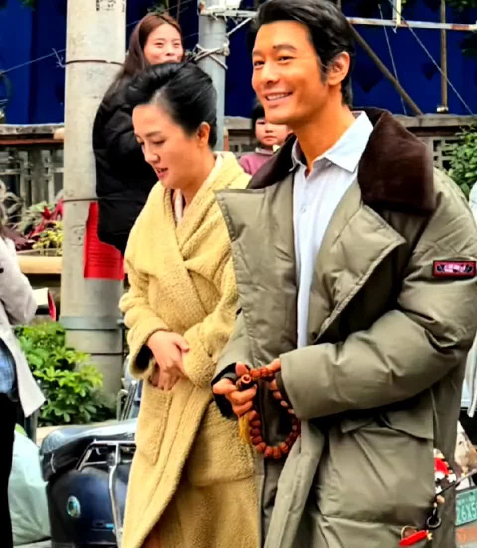 今年2月份黄晓明和朱媛媛还在一块儿拍《造城者》呢，当时镜头里朱媛媛精气神儿足得很